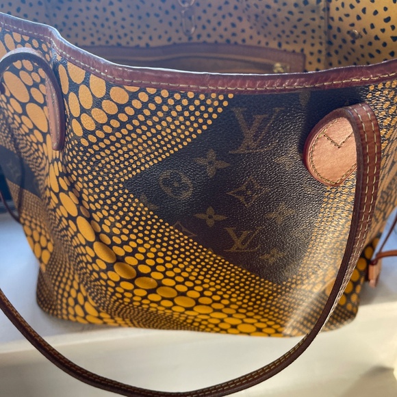 Louis Vuitton tote - Picture 3 of 3